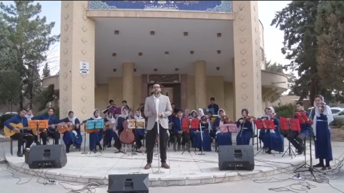 Mahshad Homaei performing violin with her musical band (2)