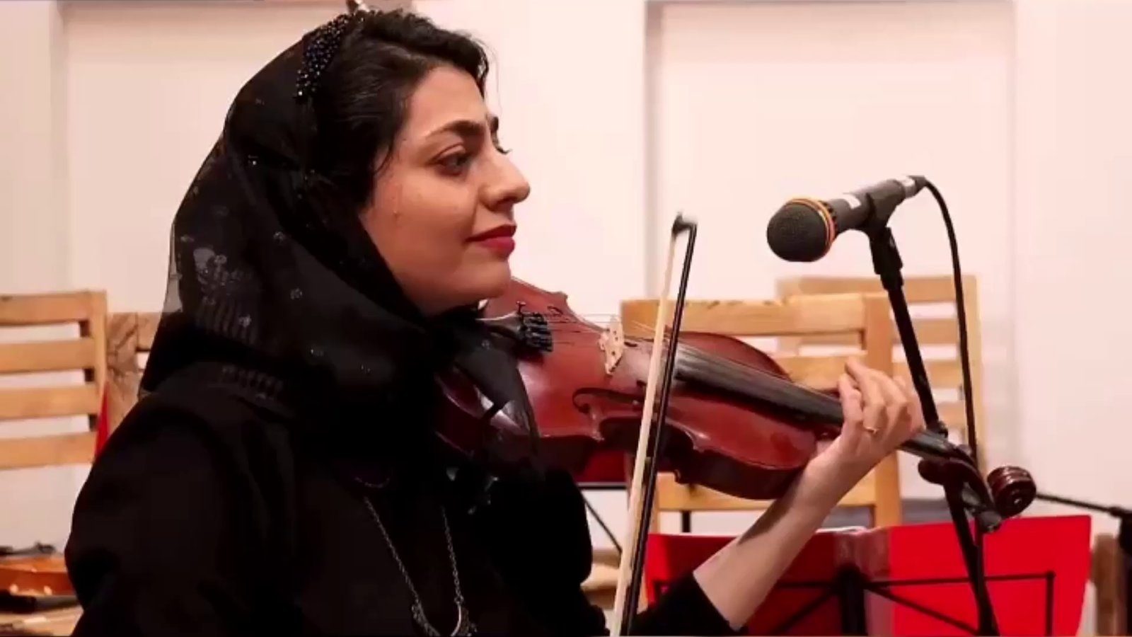 Mahshad Homaei performing Iranian violin live (9)