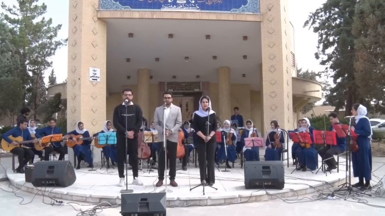 Mahshad Homaei performing violin with her musical band (1)