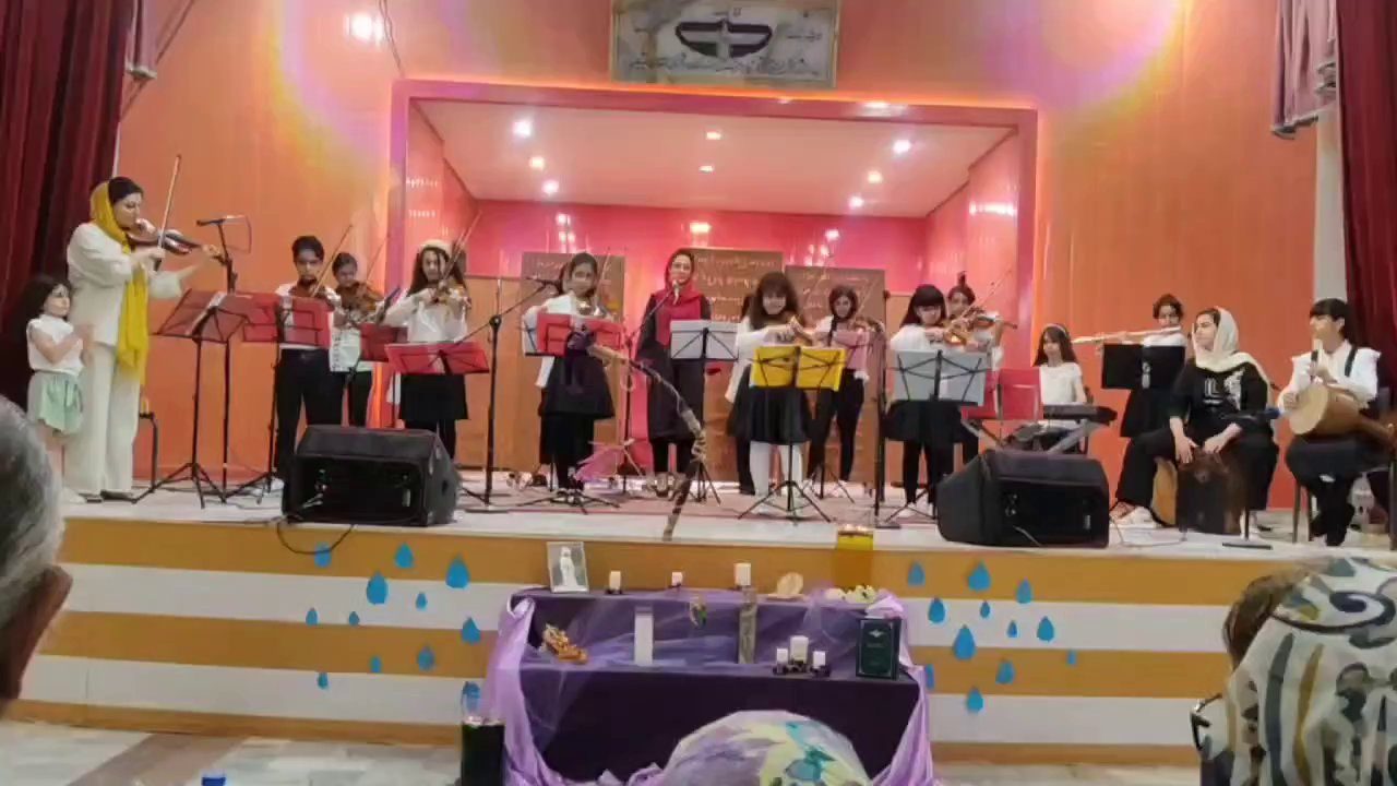 Mahshad Homaei performing violin with her musical band (10)
