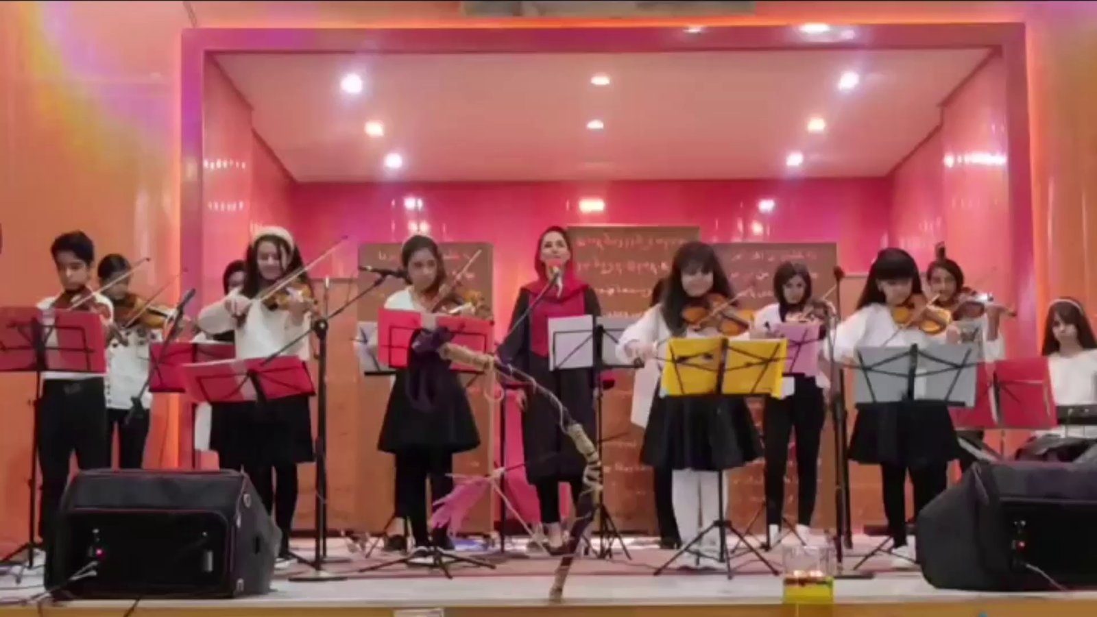 Mahshad Homaei performing violin with her musical band (11)