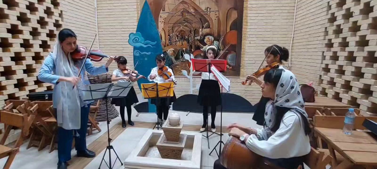 Mahshad Homaei performing violin with her musical band (12)