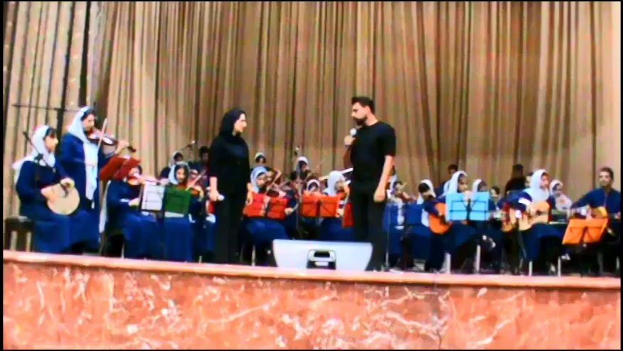 Mahshad Homaei performing violin with her musical band (3)