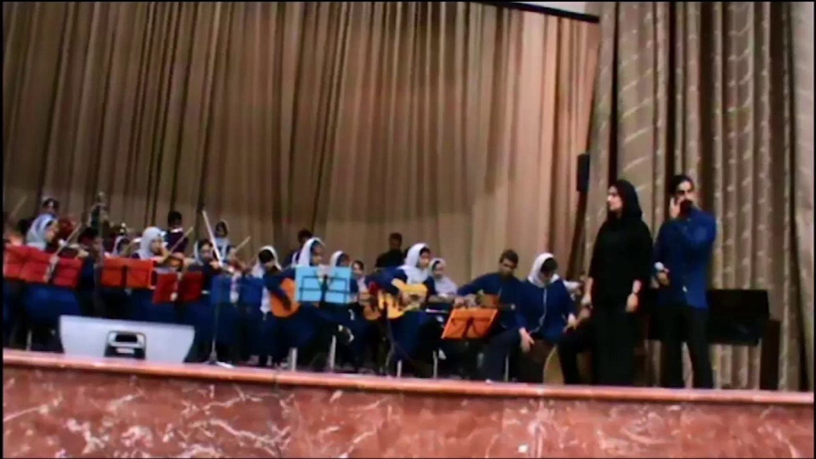 Mahshad Homaei performing violin with her musical band (4)