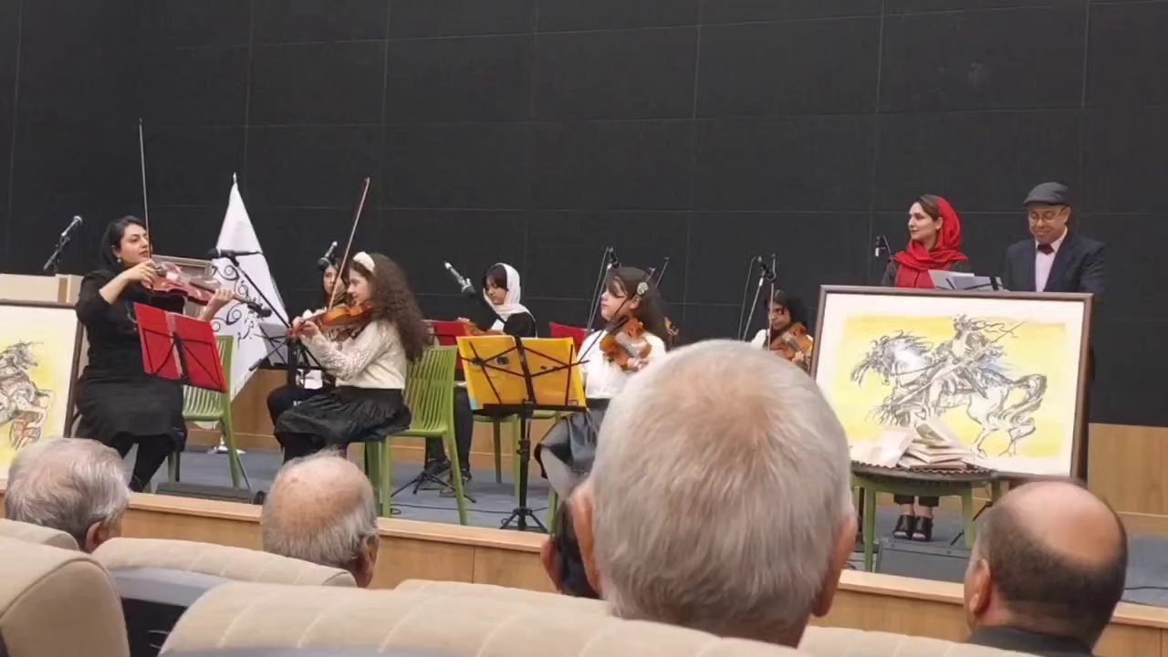 Mahshad Homaei performing violin with her musical band (6)