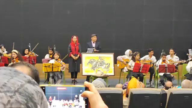 Mahshad Homaei performing violin with her musical band (7)