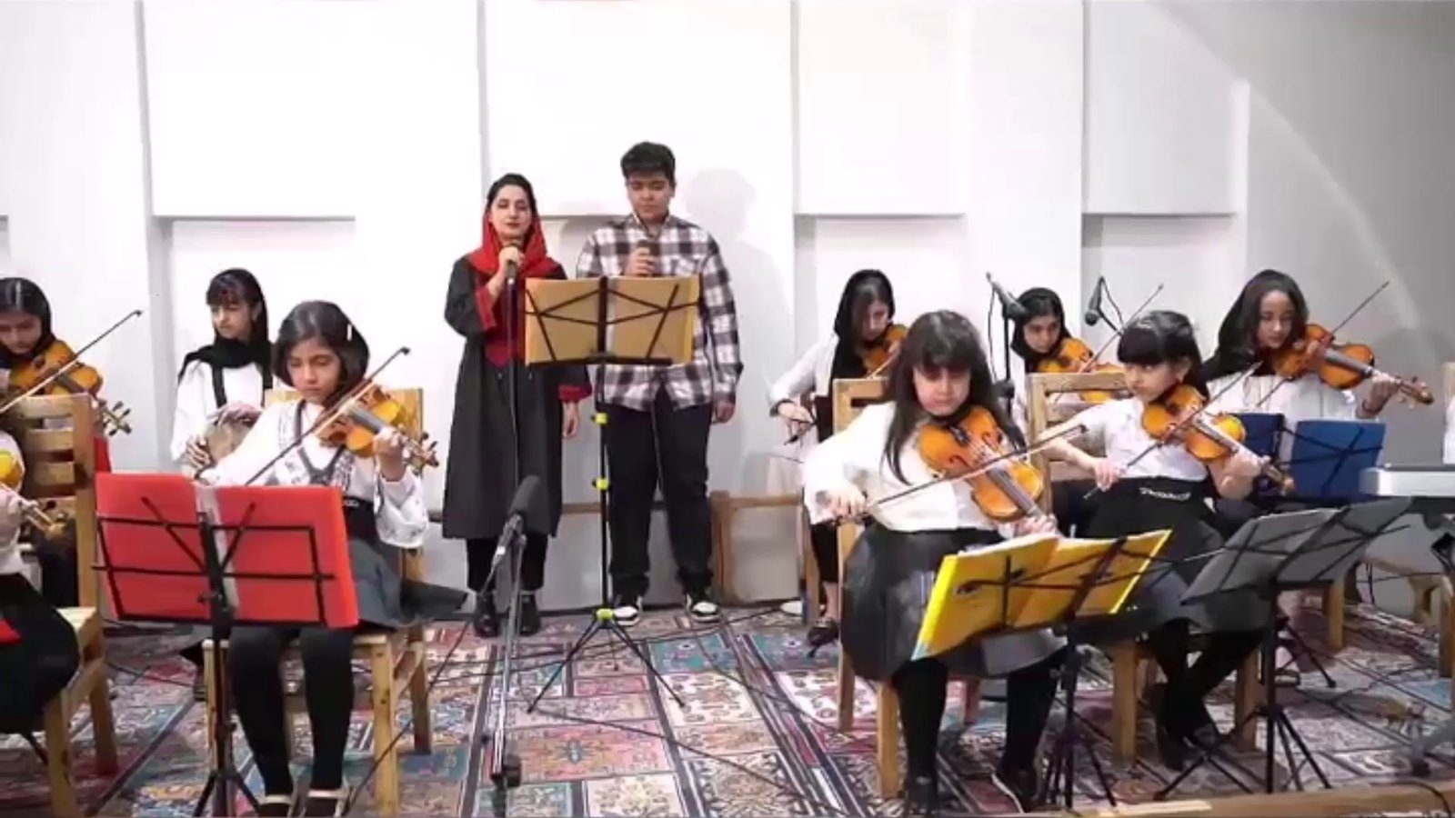 Mahshad Homaei performing violin with her musical band (8)
