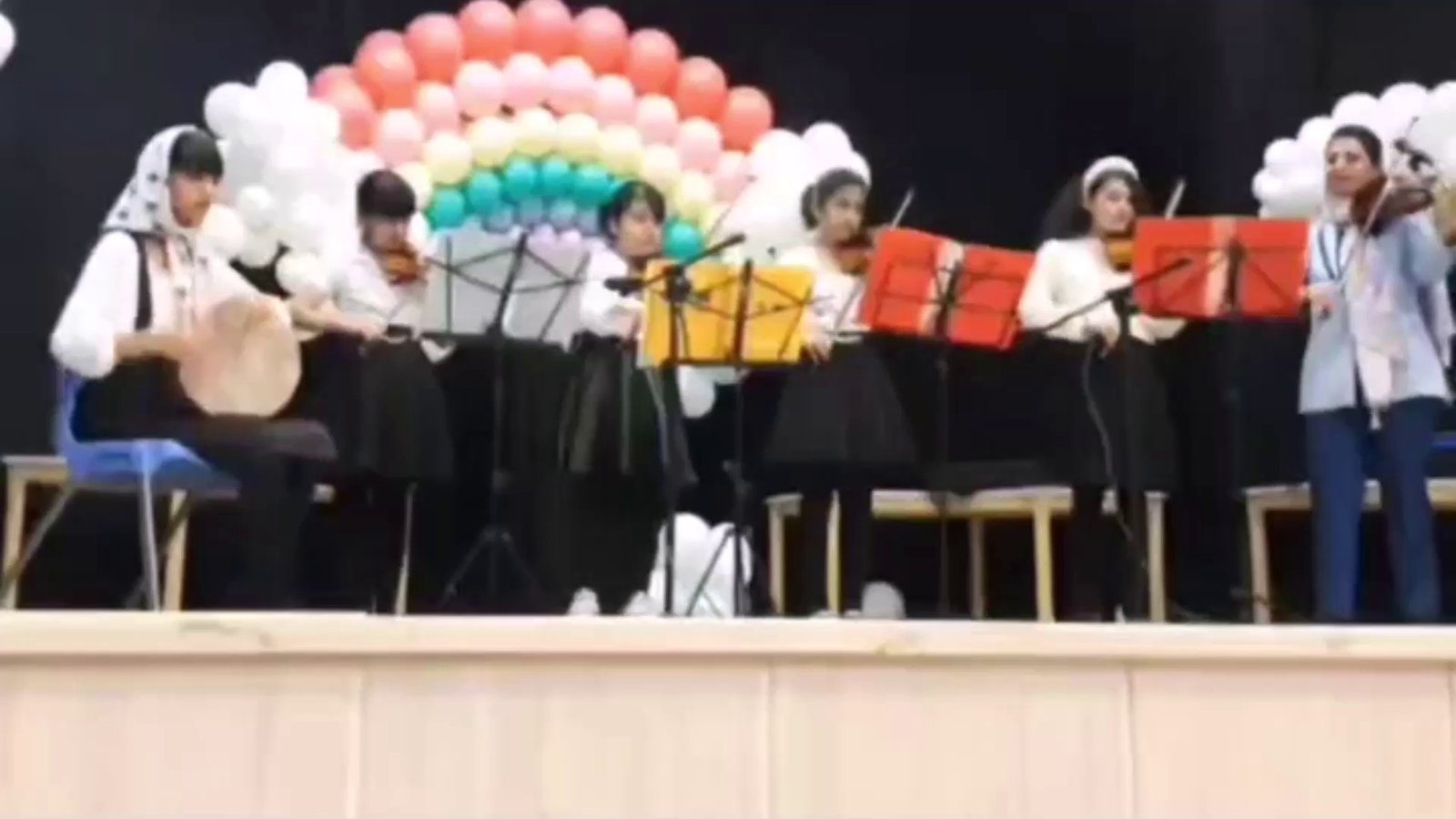 Mahshad Homaei performing violin with her musical band (9)