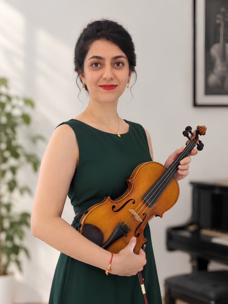 Mahshad Homaei smiling and holding her violin